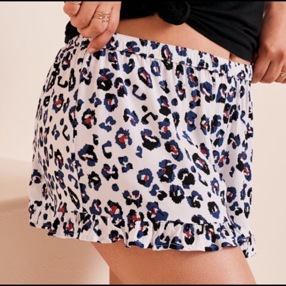 Chic Tee and Leopard Print Shorts Lounge Set - Picture 4 of 4